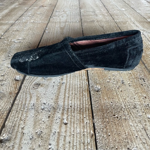 TOMS Black Velvet Skull Slip-On Flats 8.5 Limited Edition Goth Chic - Picture 4 of 11